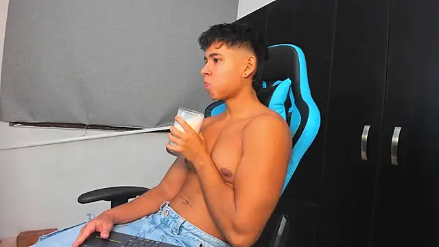 Snapshot of Bray_Kevin chatting on October 22, 12:43 am Bray Kevin online show from October 22, 12:43 am