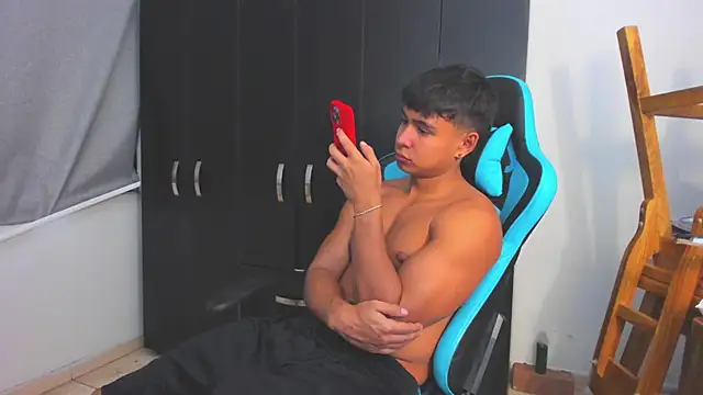 Snapshot of Bray_Kevin chatting on December 2, 9:27 pm Bray Kevin online show from December 2, 9:27 pm