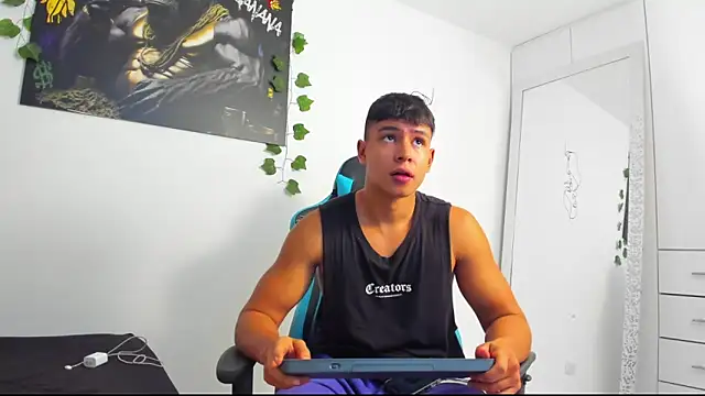 Snapshot of Bray_Kevin chatting on March 14, 12:21 am Bray Kevin online show from March 14, 12:21 am