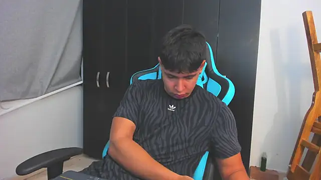 Snapshot of Bray_Kevin chatting on December 4, 3:49 am Bray Kevin online show from December 4, 3:49 am