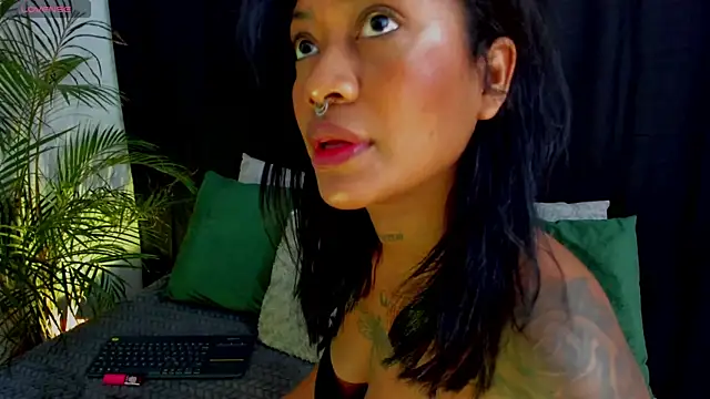 Snapshot of JulianaMiller chatting on June 28, 5:14 am JulianaMiller online show from June 28, 5:14 am