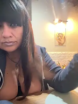 Snapshot of Sensualmente333 chatting on May 23, 12:04 pm Sensualmente333 online show from May 23, 12:04 pm