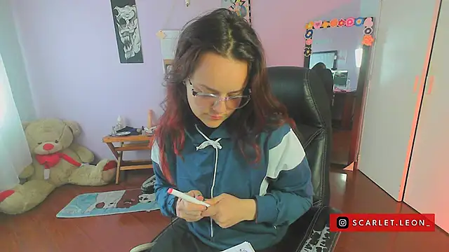 Scarletleon77 online show from February 18, 4:14 pm