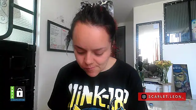 Scarletleon77 online show from December 19, 3:36 pm