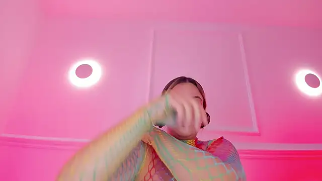 sarah-bonneth online show from April 26, 1:30 pm