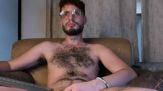 Snapshot of axel_giracr chatting on February 22, 10:42 pm axel giracr online show from February 22, 10:42 pm