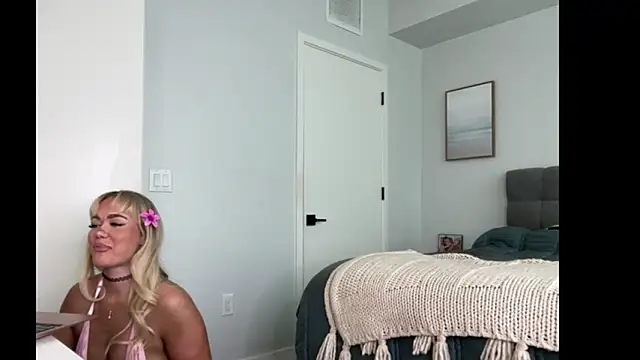 Snapshot of ElenaErickson chatting on May 4, 8:33 pm ElenaErickson online show from May 4, 8:33 pm