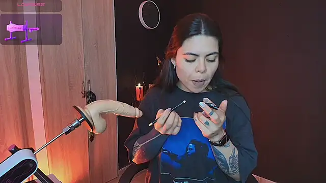 Snapshot of _WednesdayFriday_ chatting on November 13, 6:45 pm WednesdayFriday online show from November 13, 6:45 pm