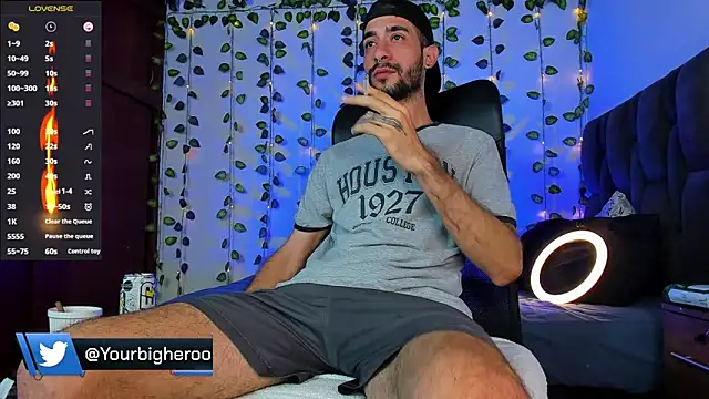 Snapshot of Your__hero1 chatting on March 22, 2:27 am Your hero1 online show from March 22, 2:27 am