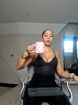 Snapshot of QueenTricks1 chatting on December 3, 8:47 am QueenTricks1 online show from December 3, 8:47 am