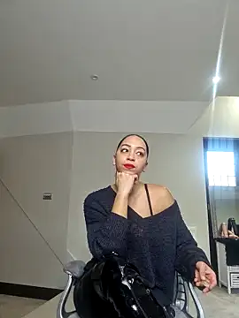 Snapshot of QueenTricks1 chatting on December 19, 9:00 am QueenTricks1 online show from December 19, 9:00 am