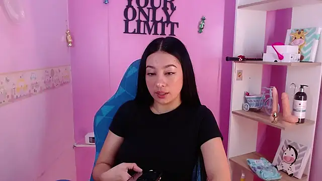 Lila Pinky online show from March 14, 2:41 pm