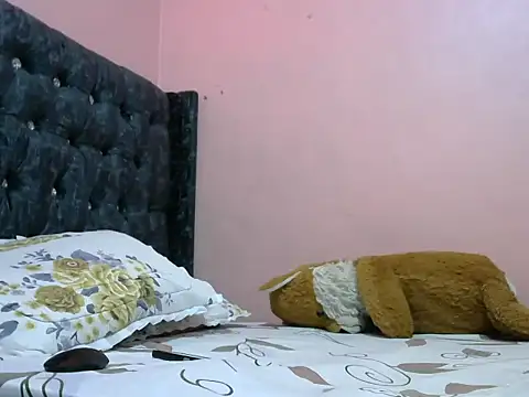 slender-qwene online show from February 25, 7:41 am