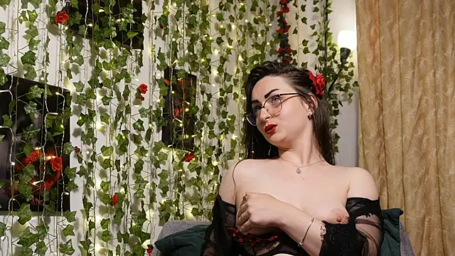 NaughtYHomemadE online show from June 16, 2:28 pm