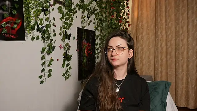 NaughtYHomemadE online show from November 30, 5:25 pm