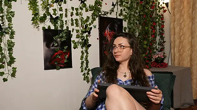 NaughtYHomemadE online show from November 9, 10:08 am