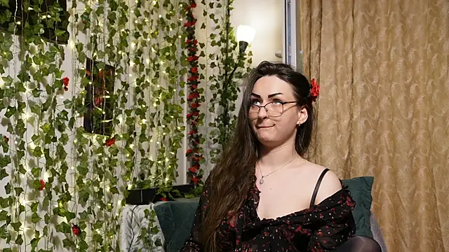 NaughtYHomemadE online show from June 12, 1:09 pm