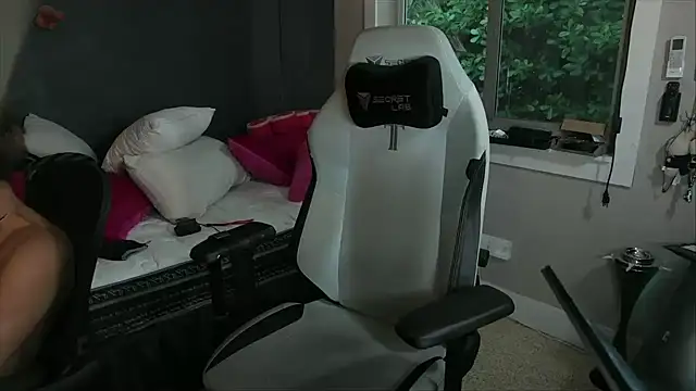 Snapshot of KingCal205 chatting on October 30, 10:39 pm KingCal205 online show from October 30, 10:39 pm