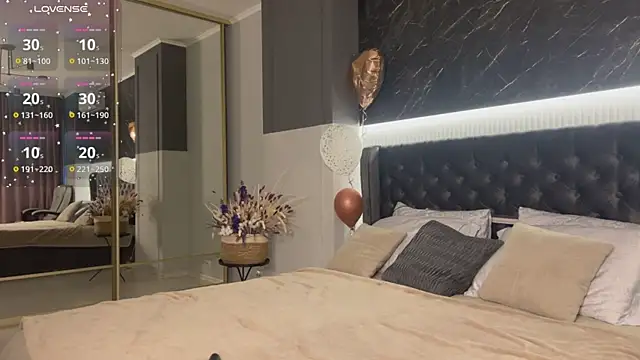 Snapshot of XtraHotX chatting on March 11, 1:16 am XtraHotX online show from March 11, 1:16 am