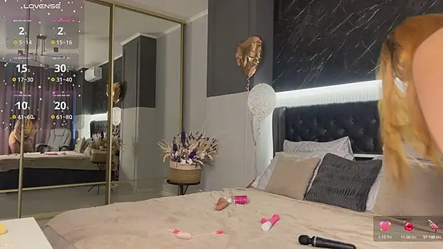 Snapshot of XtraHotX chatting on March 12, 1:14 am XtraHotX online show from March 12, 1:14 am