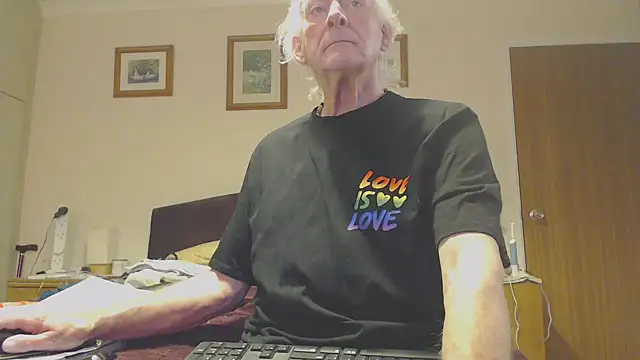 Snapshot of WaverlyKernow chatting on February 14, 9:13 am WaverlyKernow online show from February 14, 9:13 am