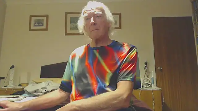 Snapshot of WaverlyKernow chatting on February 4, 10:21 am WaverlyKernow online show from February 4, 10:21 am