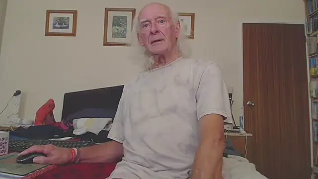 Snapshot of WaverlyKernow chatting on October 14, 3:34 pm WaverlyKernow online show from October 14, 3:34 pm