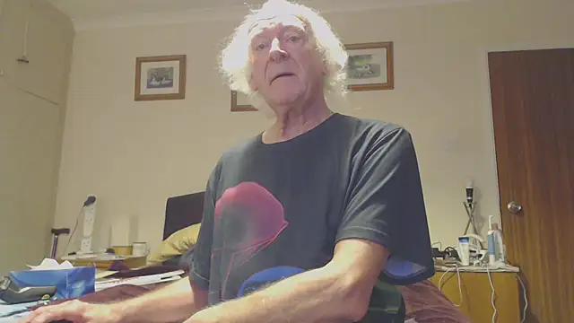 Snapshot of WaverlyKernow chatting on January 29, 10:37 am WaverlyKernow online show from January 29, 10:37 am