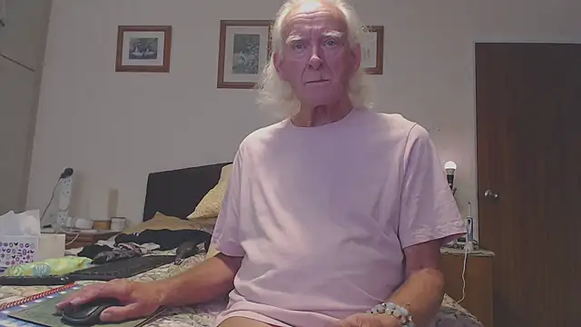 Snapshot of WaverlyKernow chatting on September 11, 1:55 pm WaverlyKernow online show from September 11, 1:55 pm