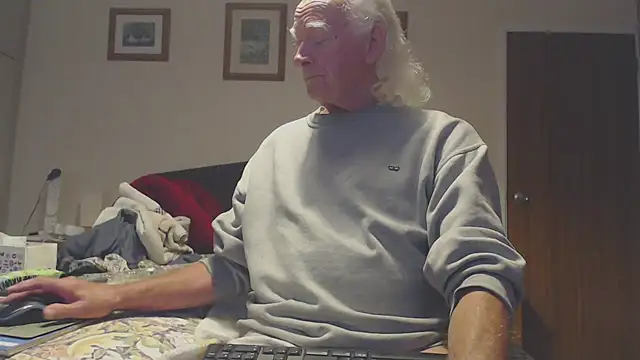 Snapshot of WaverlyKernow chatting on September 14, 2:17 pm WaverlyKernow online show from September 14, 2:17 pm