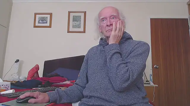 Snapshot of WaverlyKernow chatting on October 12, 1:01 pm WaverlyKernow online show from October 12, 1:01 pm