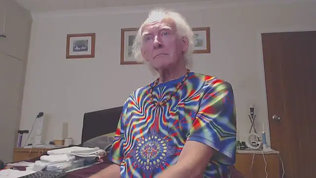 Snapshot of WaverlyKernow chatting on February 25, 12:38 pm WaverlyKernow online show from February 25, 12:38 pm
