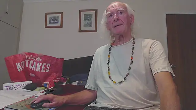 Snapshot of WaverlyKernow chatting on September 21, 1:38 pm WaverlyKernow online show from September 21, 1:38 pm