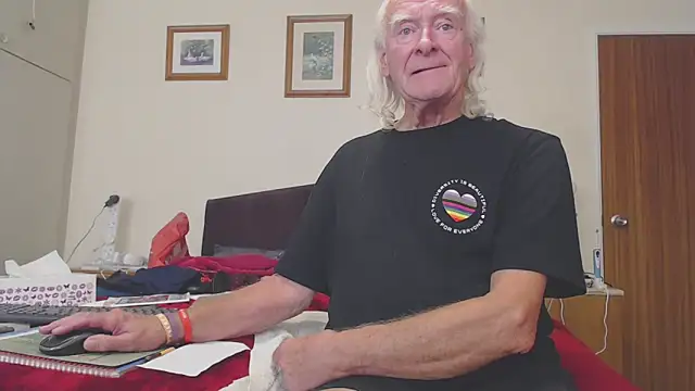 Snapshot of WaverlyKernow chatting on October 11, 1:45 pm WaverlyKernow online show from October 11, 1:45 pm