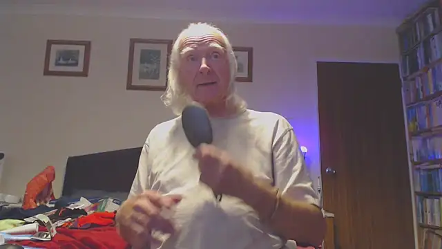 Snapshot of WaverlyKernow chatting on October 8, 1:01 pm WaverlyKernow online show from October 8, 1:01 pm