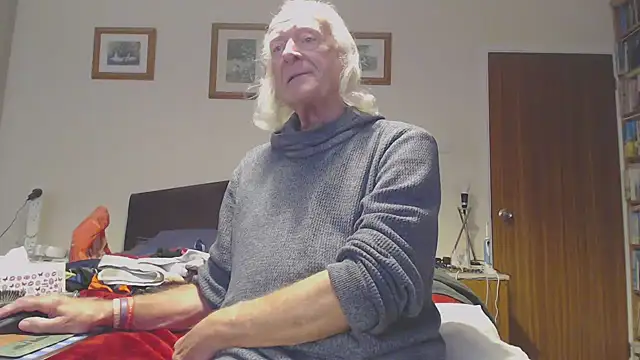 Snapshot of WaverlyKernow chatting on October 16, 2:03 pm WaverlyKernow online show from October 16, 2:03 pm