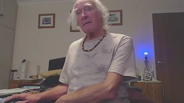 Snapshot of WaverlyKernow chatting on February 7, 12:39 pm WaverlyKernow online show from February 7, 12:39 pm