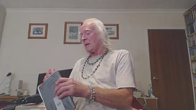 Snapshot of WaverlyKernow chatting on October 25, 9:41 am WaverlyKernow online show from October 25, 9:41 am