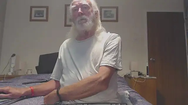 Snapshot of WaverlyKernow chatting on June 18, 11:26 am WaverlyKernow online show from June 18, 11:26 am