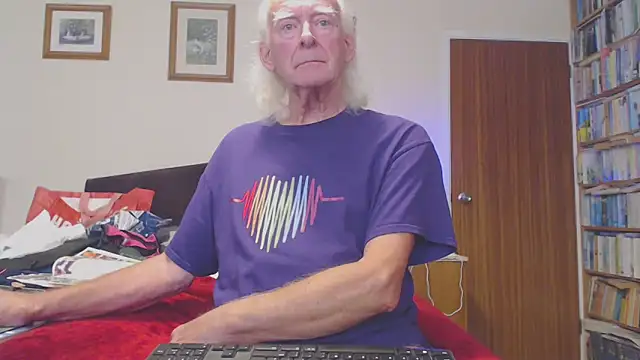 Snapshot of WaverlyKernow chatting on October 2, 2:09 pm WaverlyKernow online show from October 2, 2:09 pm