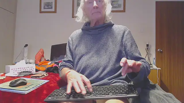 Snapshot of WaverlyKernow chatting on October 18, 12:18 pm WaverlyKernow online show from October 18, 12:18 pm