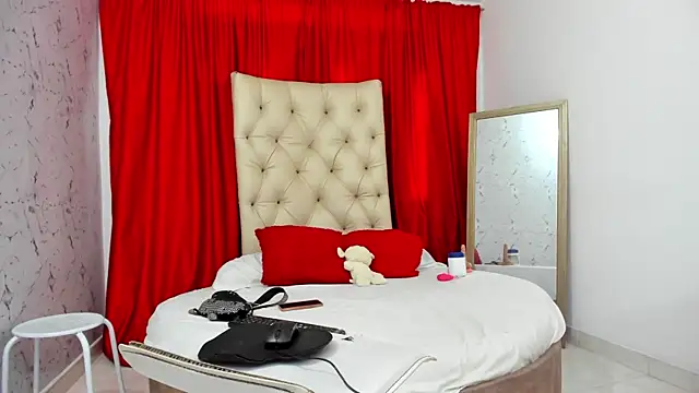Snapshot of luna_hoott chatting on June 5, 12:55 pm luna hoott online show from June 5, 12:55 pm