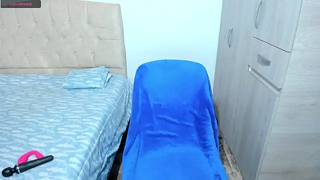 Snapshot of emily1_ chatting on July 14, 12:33 pm emily1 online show from July 14, 12:33 pm
