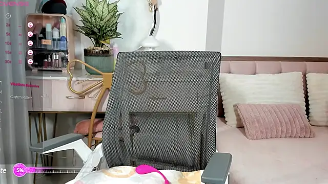 Snapshot of _Joliie_ chatting on March 3, 3:54 pm Joliie online show from March 3, 3:54 pm