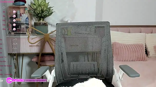 Snapshot of _Joliie_ chatting on February 17, 5:23 pm Joliie online show from February 17, 5:23 pm