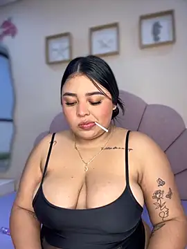 Snapshot of Emily_cooper20 chatting on October 29, 12:20 am Emily cooper20 online show from October 29, 12:20 am