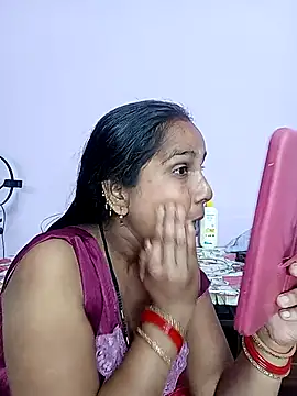 Snapshot of reemacouple007 chatting on February 22, 8:06 am reemacouple007 online show from February 22, 8:06 am