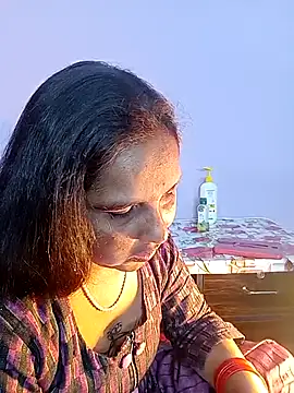 Snapshot of reemacouple007 chatting on February 2, 8:13 am reemacouple007 online show from February 2, 8:13 am