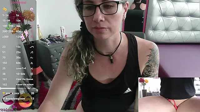 Snapshot of ViickySexy chatting on February 19, 7:37 pm ViickySexy online show from February 19, 7:37 pm