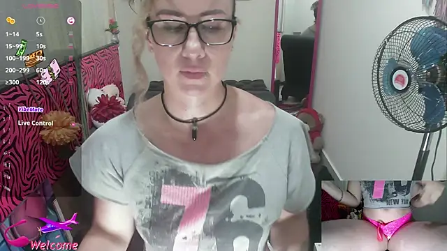 Snapshot of ViickySexy chatting on September 17, 7:38 pm ViickySexy online show from September 17, 7:38 pm